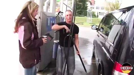 Arabayı benzinle doldurdu, sonra sürtüğü kalın yarağıyla doldurdu.