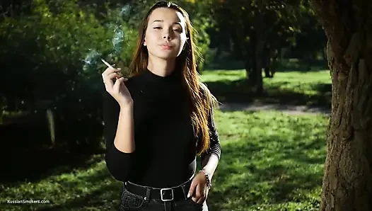 Baştan çıkarıcı Rus güzel kadın açık havada sigara içiyor