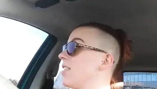 Alt kızıl saçlı halka açık teşhircilikten sonra boşalıyor