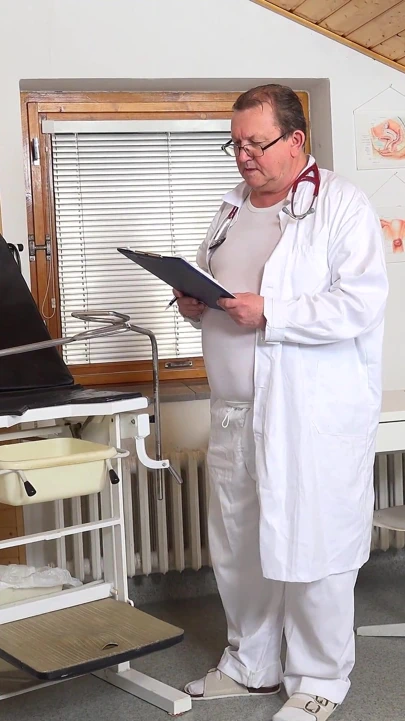 Ateşli nine lotty blue'nun anal sıcaklık ölçümü