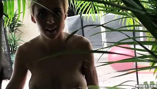 Mofos - seksi sarışın mücevher Jensen Levi Cash'i kamerayla sikerken yakaladı ve yarağına binmek için onu içeri sürükledi