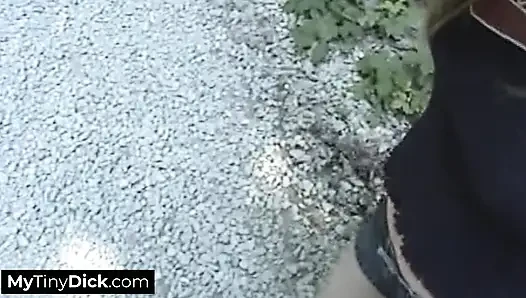 Küçük yaraklı adam azgın bir sarışından açık havada sakso çekiyor