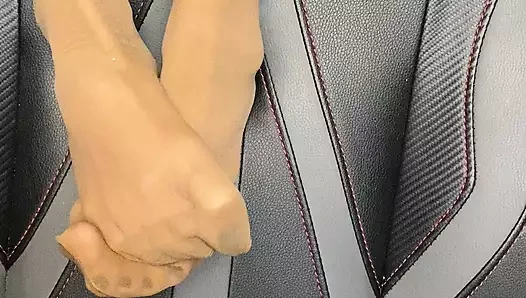 Uzun ayak parmaklı çoraplı seksi minik ayaklar