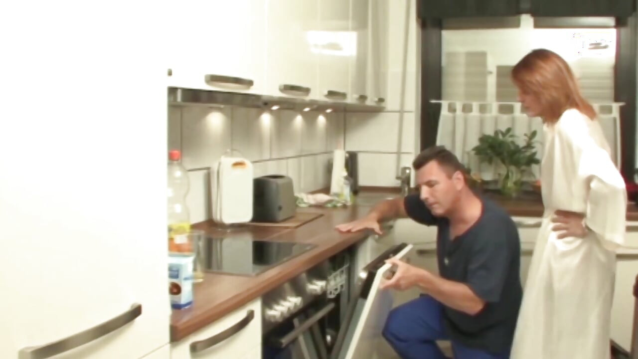 Mutfakta tesisatçı seksi kırmızı iç çamaşırlı ateşli olgun bir ev hanımına sikişiyor!