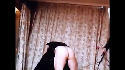 Bu yardakçı yeni kırbaç ısırıklarının tadını çıkaracak