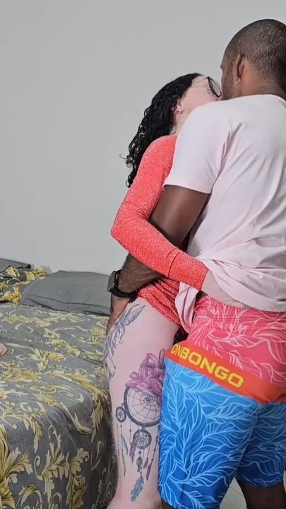 ЭПИЧЕСКИЙ МОМЕНТ ИЗ "ПОПРОСИТЕ МОЮ ПОДРУГУ ОДОЛЖИТЬ ПЛАТЬЕ, И КОТОРЫЙ ПРИШЕЛ ПРИНЕСТИ ЕГО БЫЛ ЕЕ МАЛЬЧИК, Я БЫЛ ГОЛЫШОМ ПЕРЕД НИМ, А ОН"