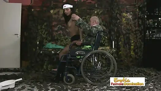 Tekerlekli sandalyeli büyükbaba ateşli bir kızla sikişiyor