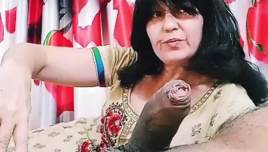 Üvey kız kardeşimin ona sikini vermesine yardım ediyorum