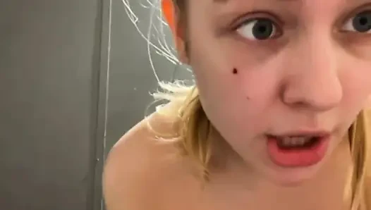 Jucielussie cumming in the gym