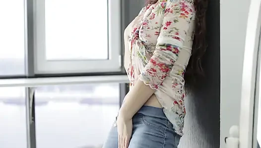 Ateşli kız, tek başına, dildoyu amına sokuyor ve mastürbasyon yapıyor