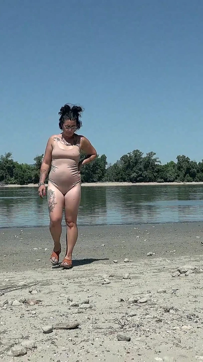 Dövmeli orta yaşlı seksi kadın güneşlenirken şaşırıyor