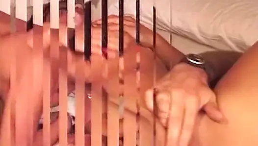 Olgun esmer çılgınca işiyor ve şişkin rosebud'a gösteriş yapıyor