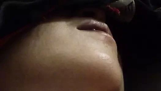 Böylece parmaklarım kıçındayken onu inlemeye başladı