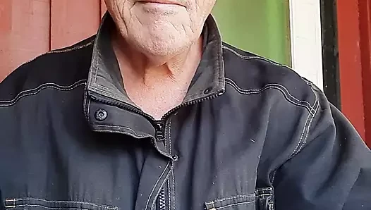 Chris dışarıda çalışıyor