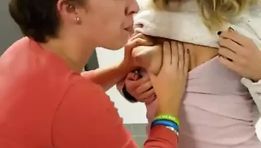 Meri dost ny meri bv ka doodh piya umumi tuvalet m