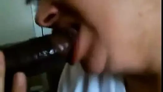 Mahalle büyükannesi bir gencin sikini emmek için asla hayır demez