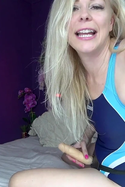 Шлюшка в купальнике сисси наклоняется и трахается