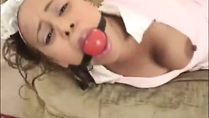 garson bağlı ve esnemeler üzerinde the kanepe