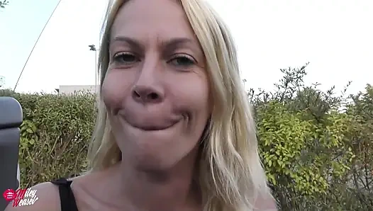 Kamusal bir sikiş... Azgın sarışın sevişti!!