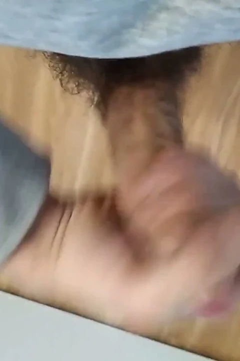Azgın amatör daha fazla dayanamıyor ve spermini yerde fışkırtıyor