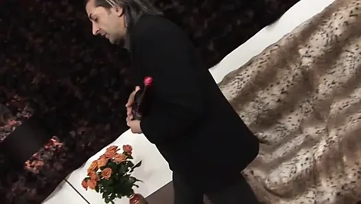Hunk yatakta büyük memeli orta yaşlı seksi kadınla sikişiyor