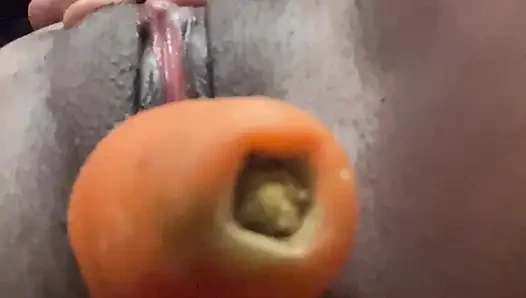 Havuç beni uslu bir şekilde sikiyor ve sakinleştirici amcığımı yedi