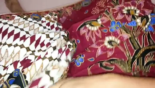 aunty's lungi textil motif batik ayu 526 üzerinde boşalmak deneyin
