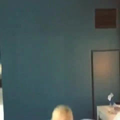 Miley Cyrus bir yatakta dans ediyor ve twerk yapıyor