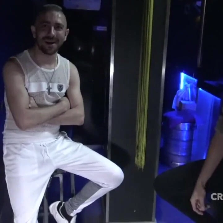 Kalil, yougn striaght twink tarafından ham kullanılıyor