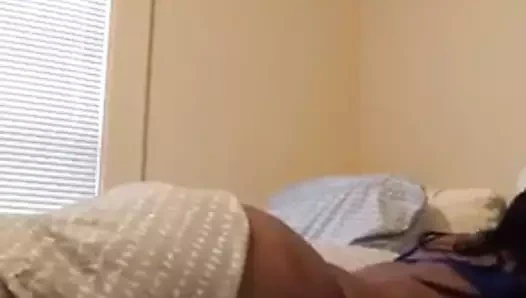 Siyah bayan çıplak selfie çekiyor.