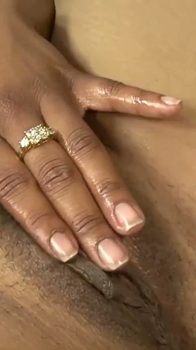 Güzel bebek var orgazm ile ona titreşen yapay penis ve anal plug | Klip 2