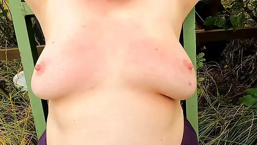 Merdivene dayan ve göğüslerini döveyim