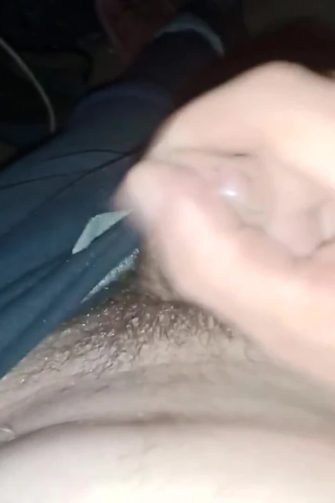 Kıllı yarağı sıvazlıyorum ve mideme boşalıyorum