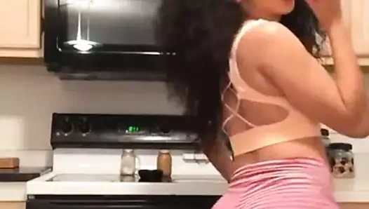 Siyah kamera önünde dans ediyor