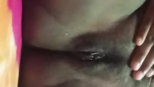 Hintli kadın barıyla sert sikişiyor