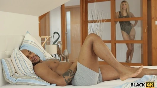 Siyah4k. Çek fıstık siyah bir penis olduğunda inanılmaz derecede mutlu