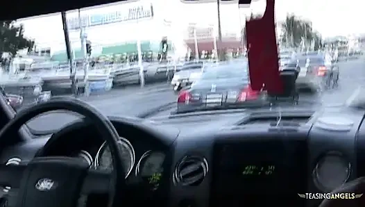 Sarışın arabasına ikinci bindiği anda onun ne kadar sert iteceğini fark etti