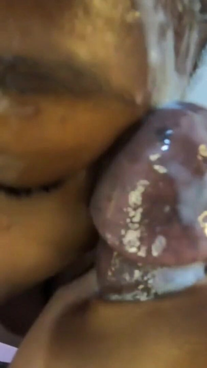 Geri dönmeden önce yerde yüksek yoğunluklu bir yüze boşalma seansı yapıyor ve güle güle parmaklarını sallıyor döl fahişesi - mastermeat1 | Klip 1