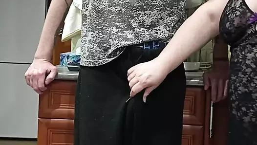 Evde yalnızken üvey annem yarağımı emiyor ve mastürbasyon yapıyor