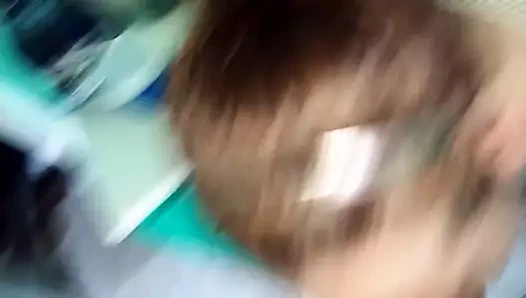 Arkadaş sallamak için şişman bir horoz emmeye çalışıyor