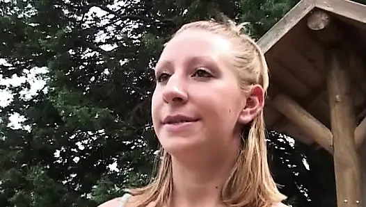Sarışın orta yaşlı seksi kadın açık havada sert macerada genişliyor