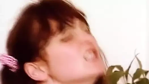 İki seksi Alman sürtük azgın bir adam tarafından amlarını tıraş ediyor ve sikiyor