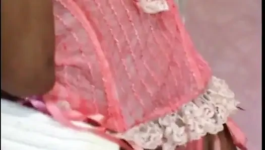 Doğal memeli güzel zenci piliç büyük siyah çubuğa atlıyor