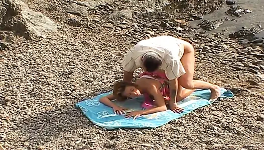 Yaramaz çift plajda anal seks yapıyor