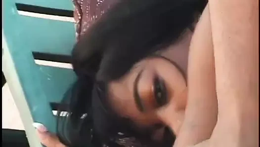 Siyah adam küçük göğüslü zenci genç kızı sikiyor ve sonra yüzüne boşaltıyor