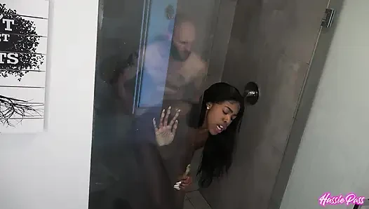 Naomi Simone buhar suyunun altında duş alırken Brian'ın yarağını emiyor!