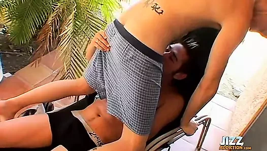 Dört yaramaz iri güzel kadın vahşi grup sekste anal seks yapıyor ve yarak emiyor