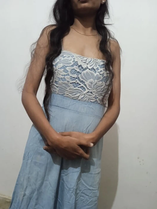 Hintli ateşli ve seksi yenge amcığını gösteriyor