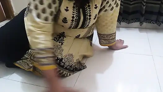 Üvey annem yatağın altında kaldı, sonra onu rahat bir şekilde sikiyorum - ve arkasında bir şey veriyorum