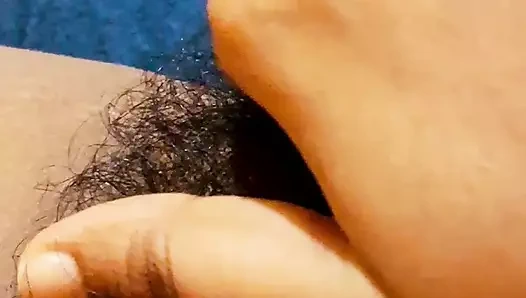 Ateşli seksi yalnız hizmetçi ev sahibi mutfakta sikişiyor videoyu izleyerek amını parmaklıyor